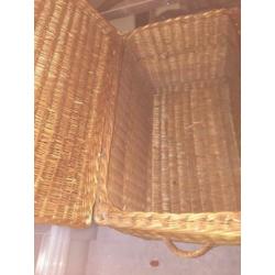 Rieten mand met deksel 89 x 52 x 55