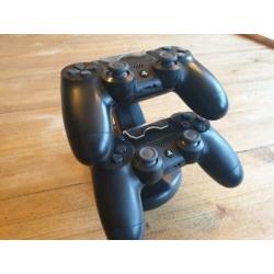 2 Dualshock4 controlers met houder