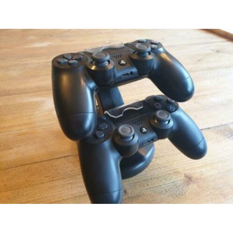 2 Dualshock4 controlers met houder