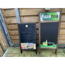 Reclame borden, glazen en dienbladen