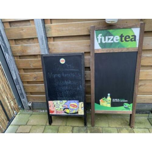 Reclame borden, glazen en dienbladen