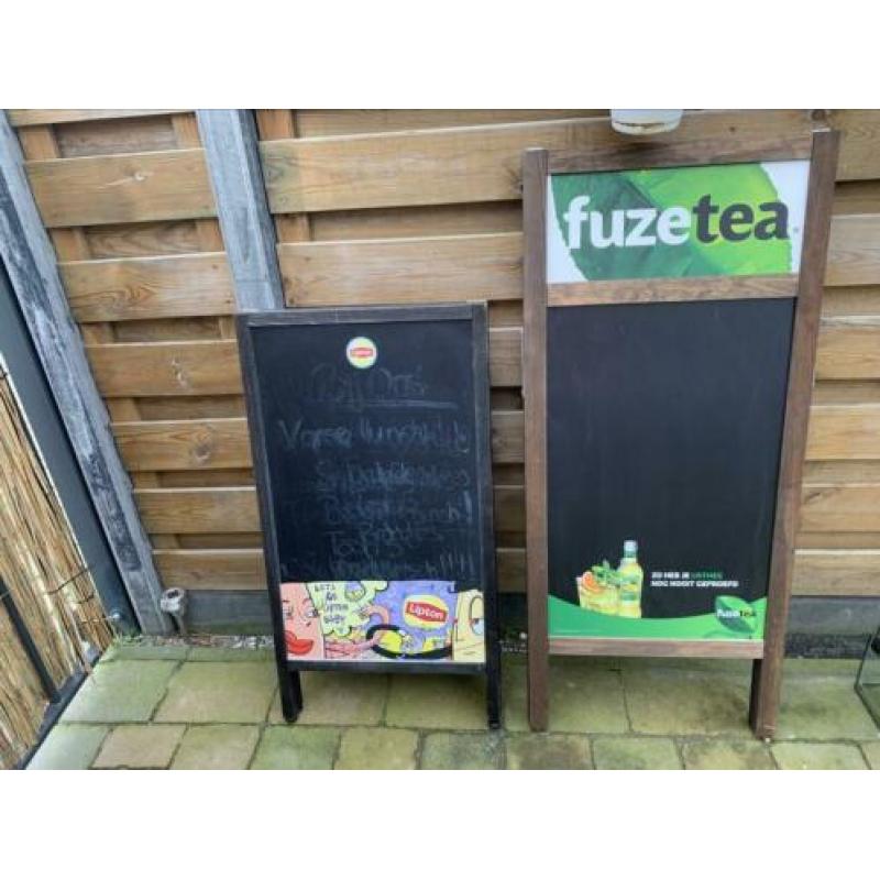 Reclame borden, glazen en dienbladen