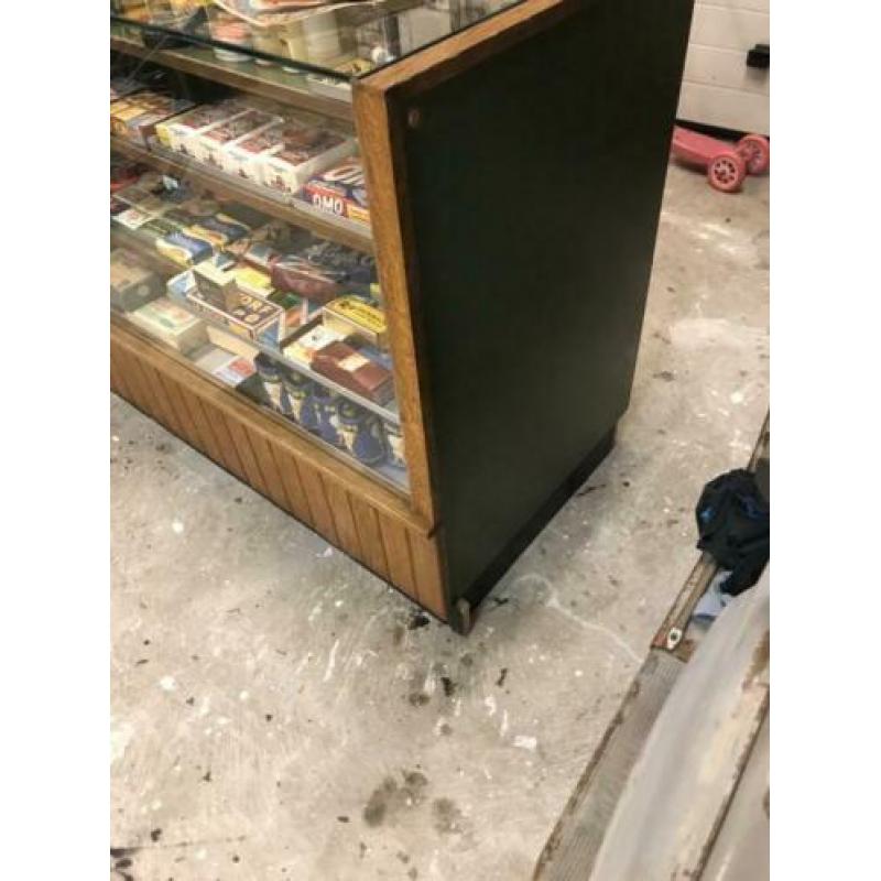 Antieke toonbank . Vitrine kast, toonbank