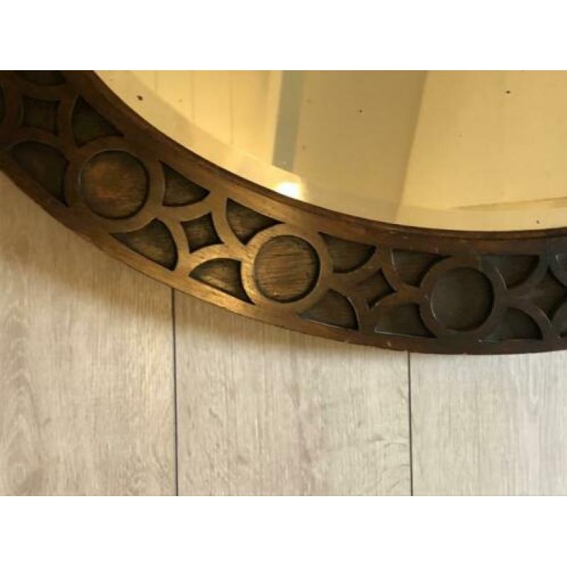 Antieke spiegel met houten lijst en geslepen glas