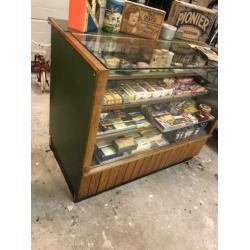 Antieke toonbank . Vitrine kast, toonbank