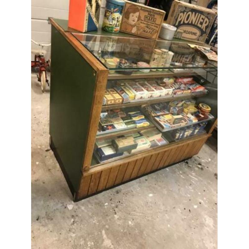 Antieke toonbank . Vitrine kast, toonbank