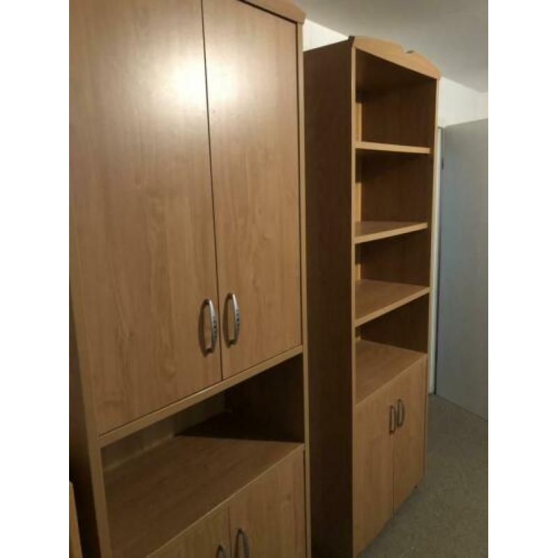 Slaapkamer met bed 210, kasten, bureau etc.