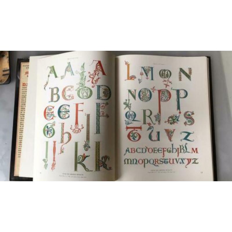 Boek Alfabetten, cijfers en miniaturen uit de Middeleeuwen
