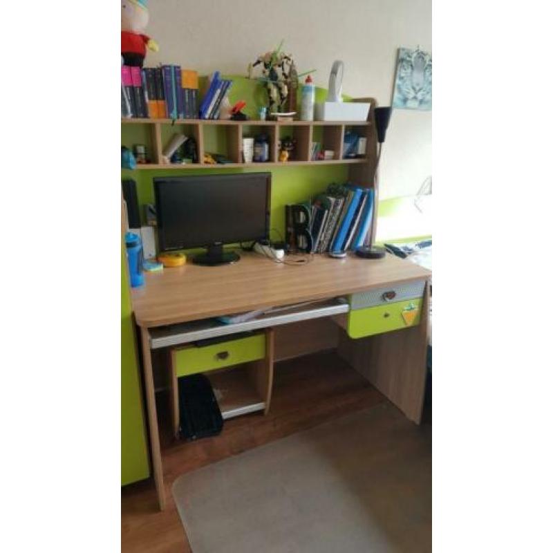 Groene Bureau Met Opbouw Cilek