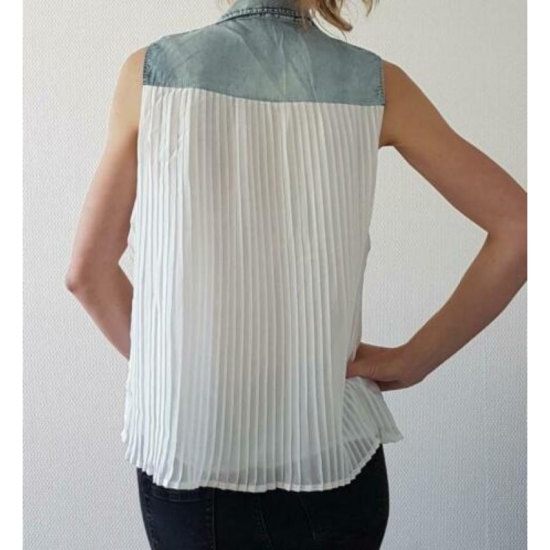 Nieuwe Only top maat 38 spijker icm wit. Mooie plissé rug!