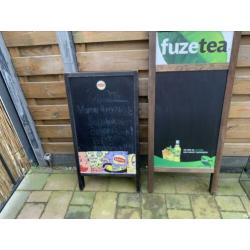 Reclame borden, glazen en dienbladen