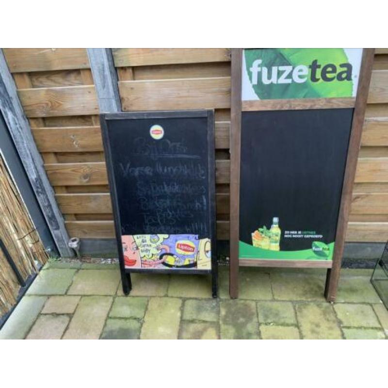 Reclame borden, glazen en dienbladen