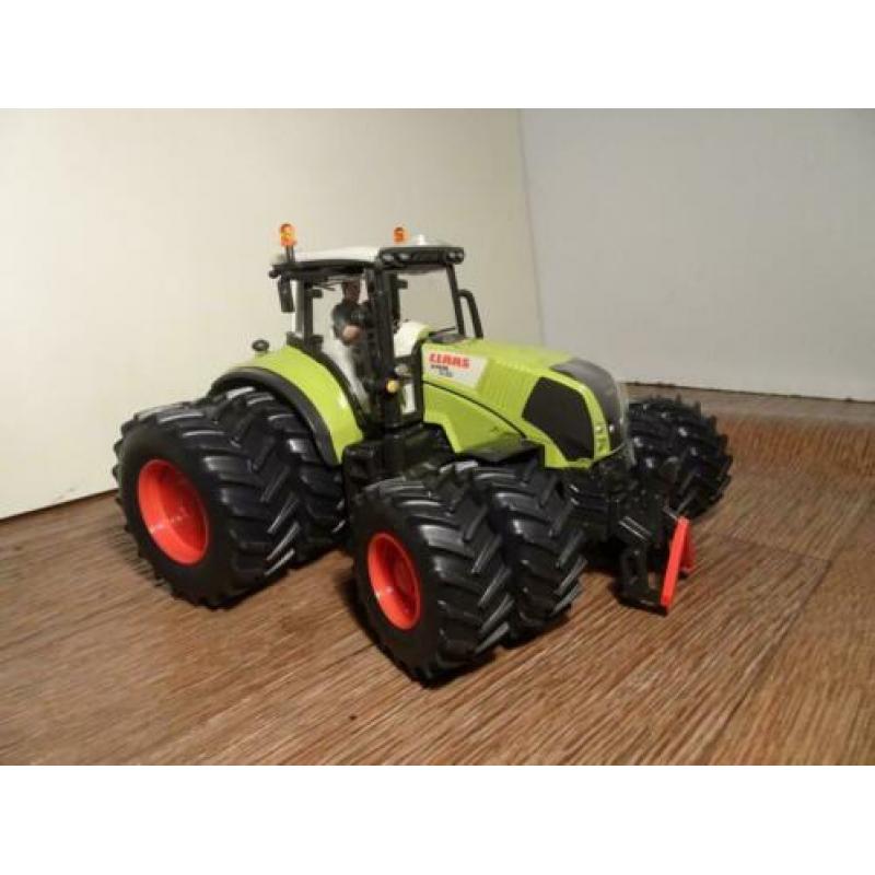 Te koop Siku Claas 840 Axion dubbellucht.