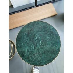 Twee bijzettafels met groen blad.