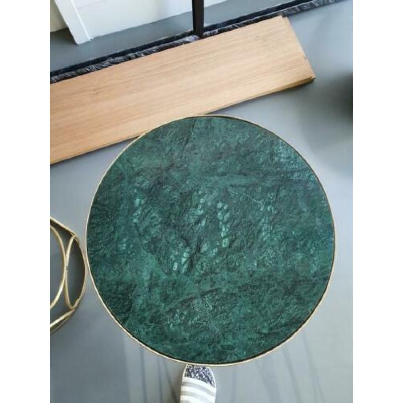 Twee bijzettafels met groen blad.