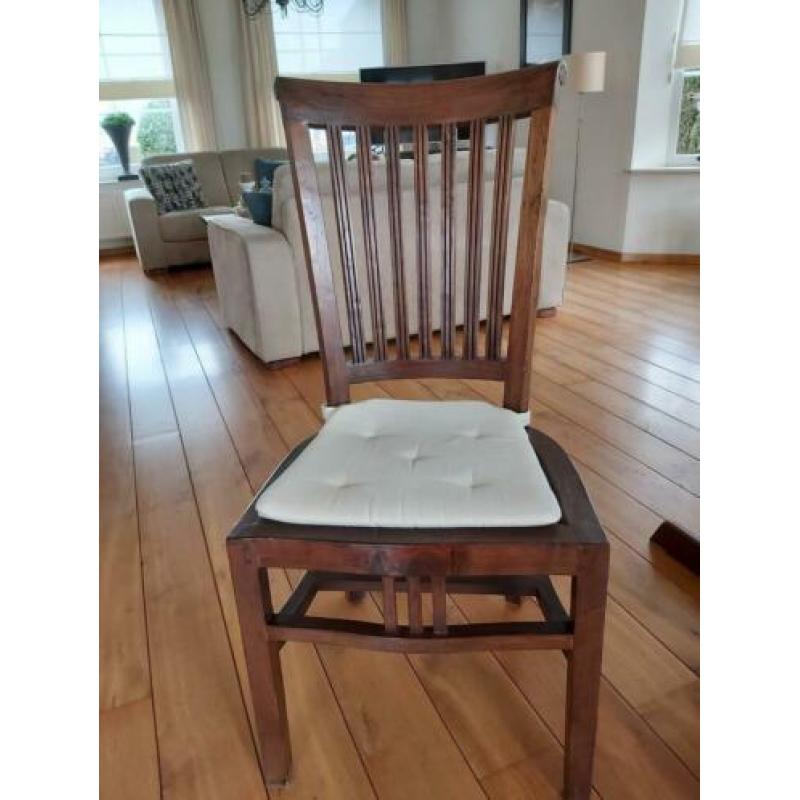 Stevige koloniaalse eettafel met zes degelijke stoelen