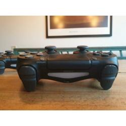 2 Dualshock4 controlers met houder