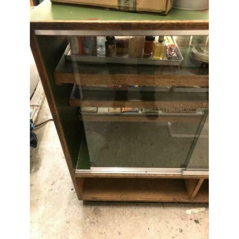 Antieke toonbank . Vitrine kast, toonbank