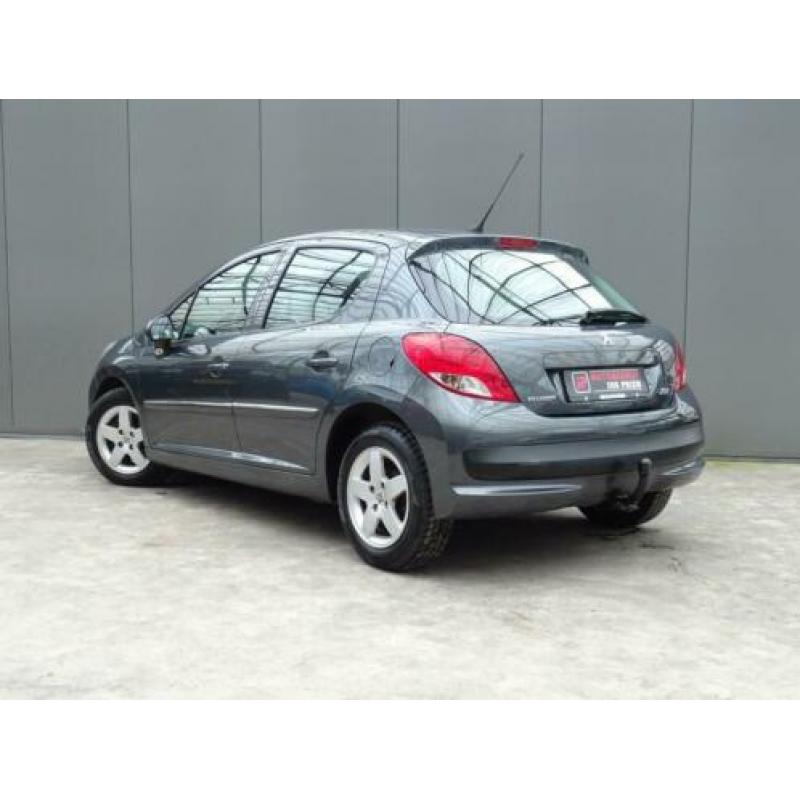 Peugeot 207 1.4 VTi Style ?? LAGE KM ! (bj 2010)