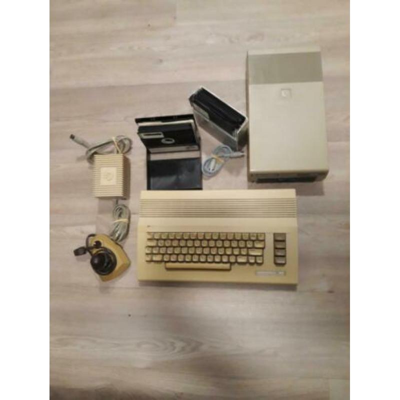 Commodore 64C met joystick diskdrive final cartridge III