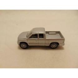 Chevrolet Silverado Pickup 1:64 Maisto zilverkleurig