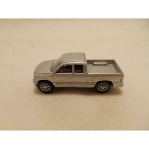 Chevrolet Silverado Pickup 1:64 Maisto zilverkleurig
