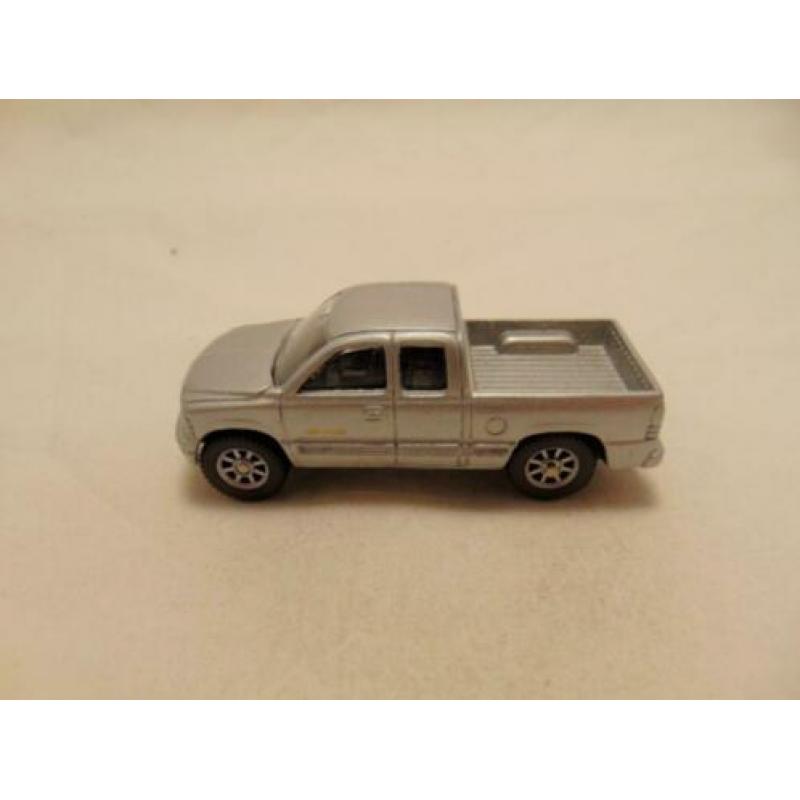 Chevrolet Silverado Pickup 1:64 Maisto zilverkleurig