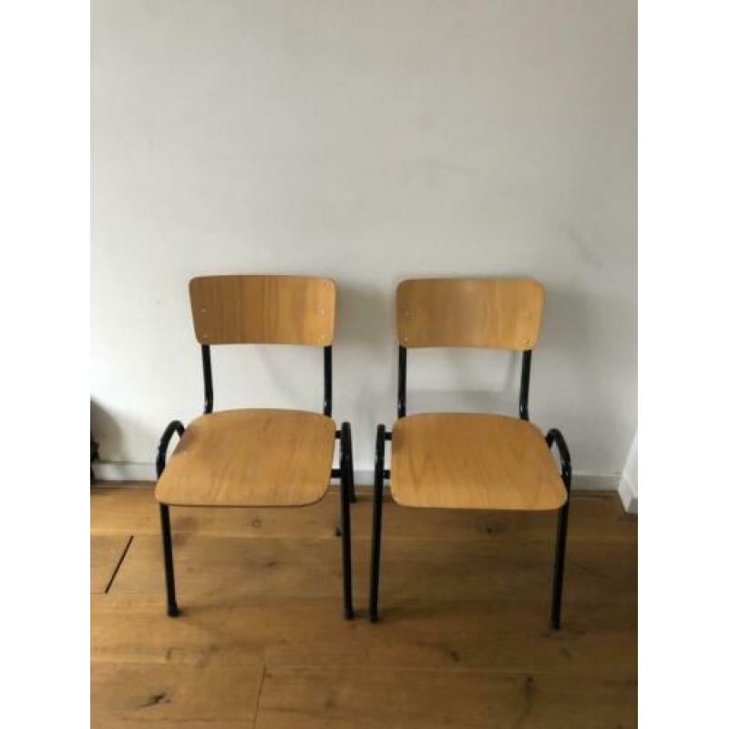 2 Schoolstoeltjes + 2 gratis stoelen