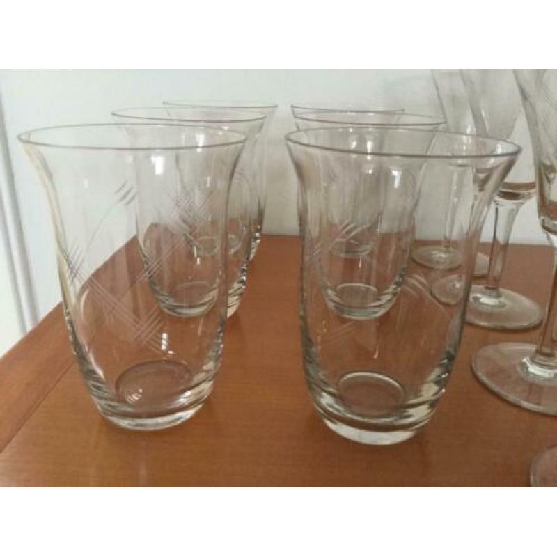 Alles moet weg: 12 glazen uit een 30-er jaren glasservies