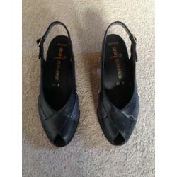 Schoenen: blauwe dames schoen met lage hak. ARA. Maat 37,5