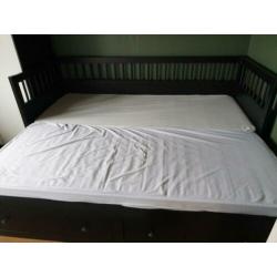 Hemnes donkerbruin bed.