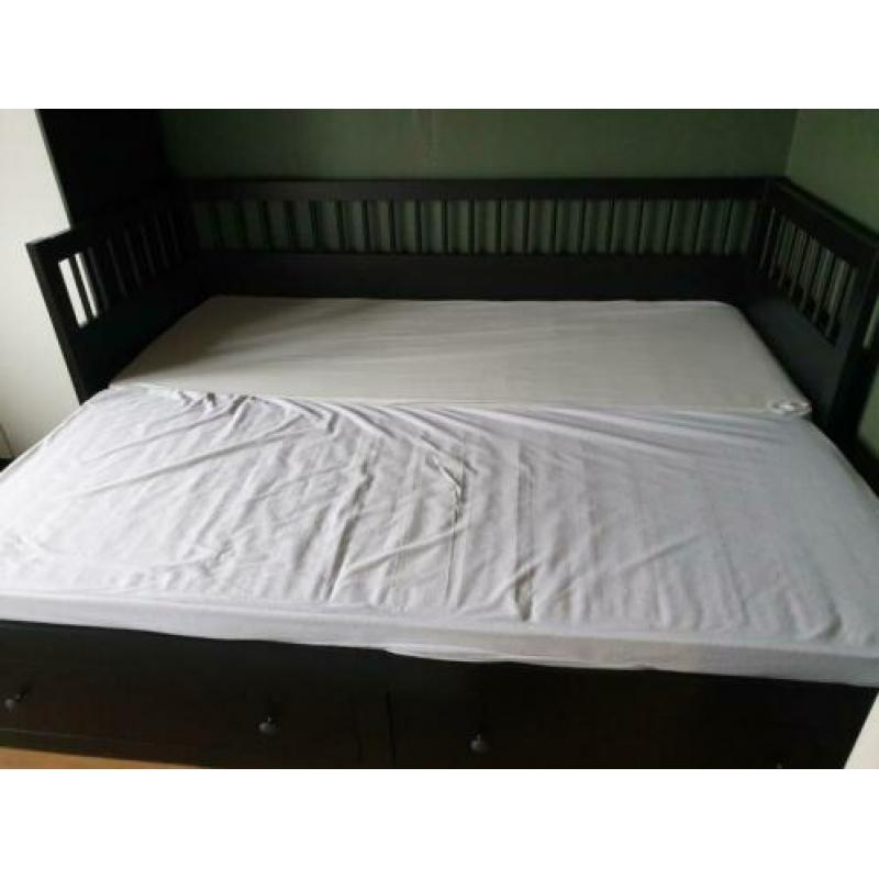 Hemnes donkerbruin bed.