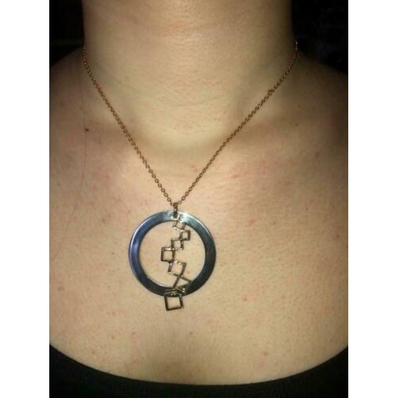 Ketting en oorbellen set. Goed als nieuw.