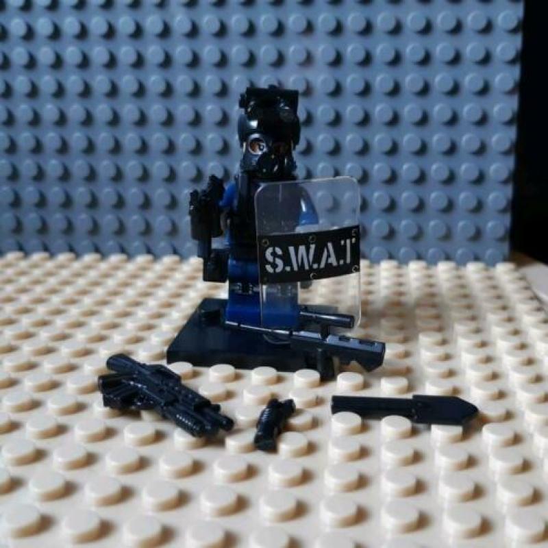 Lego alternative politie SWAT agent met veel wapens