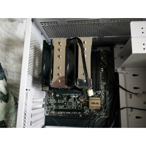 Intel 6600k @ 4,5 GHz, met ASUS moederbord en cpu koeler