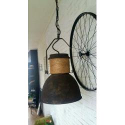 Stoere industriële fabriekslamp met roesteffect