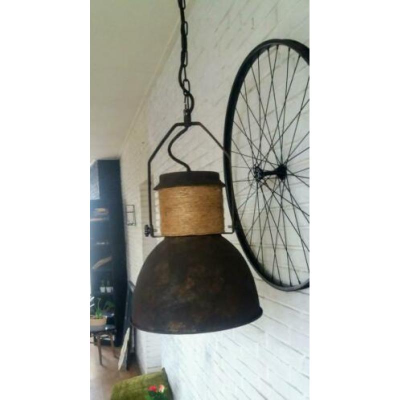 Stoere industriële fabriekslamp met roesteffect