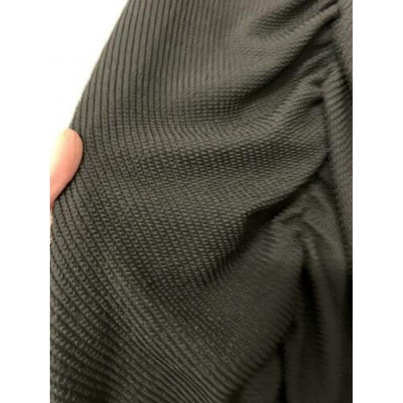 H&M zwarte midi jurk maat 42 V-hals en rug