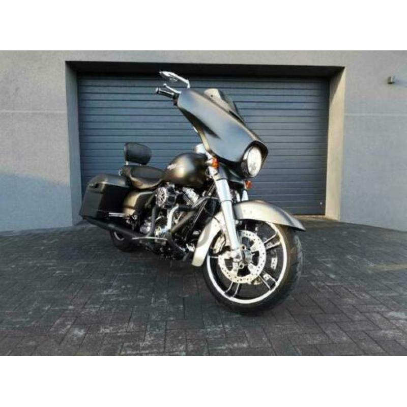 HARLEY-DAVIDSON STREET GLIDE FLHX (bj 2015)