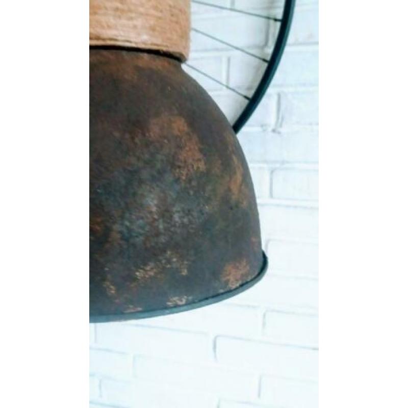 Stoere industriële fabriekslamp met roesteffect