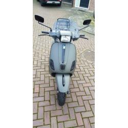 te koop aangeboden unieke Vespa S 50 4T snor.