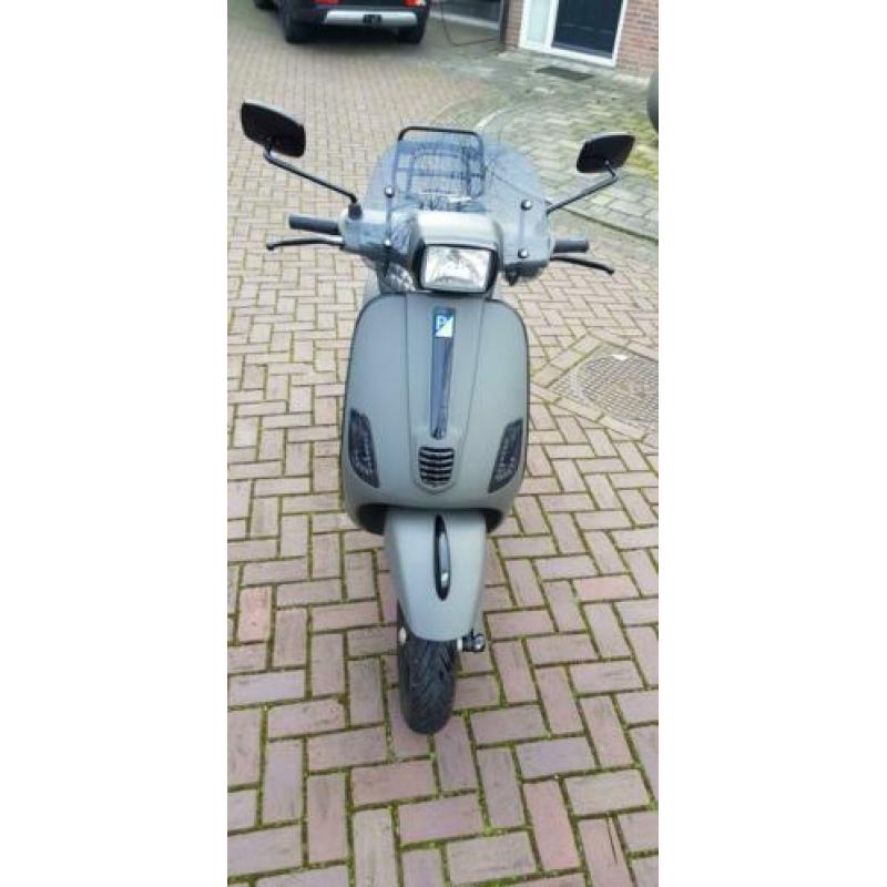 te koop aangeboden unieke Vespa S 50 4T snor.