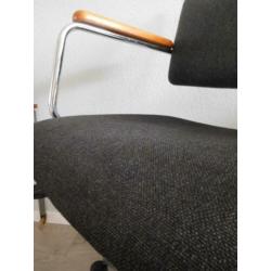 Vintage bureaustoel, mooie grijze stof met houten armleuning