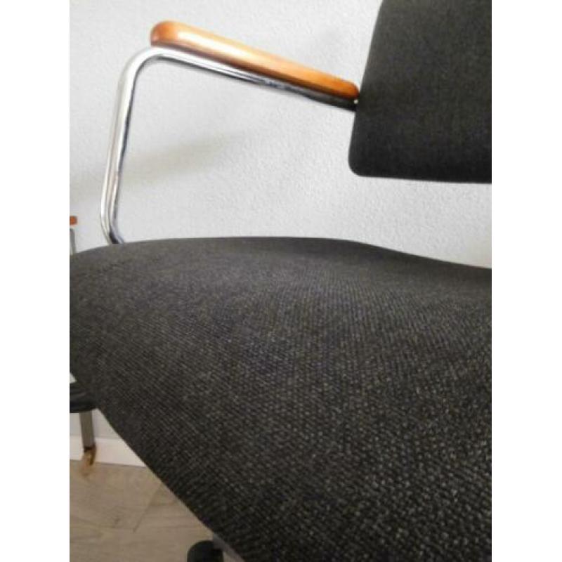 Vintage bureaustoel, mooie grijze stof met houten armleuning