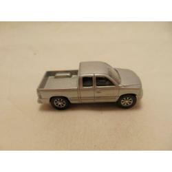 Chevrolet Silverado Pickup 1:64 Maisto zilverkleurig