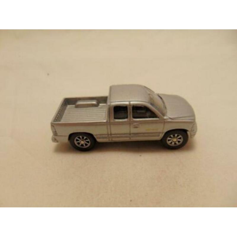 Chevrolet Silverado Pickup 1:64 Maisto zilverkleurig