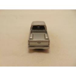 Chevrolet Silverado Pickup 1:64 Maisto zilverkleurig