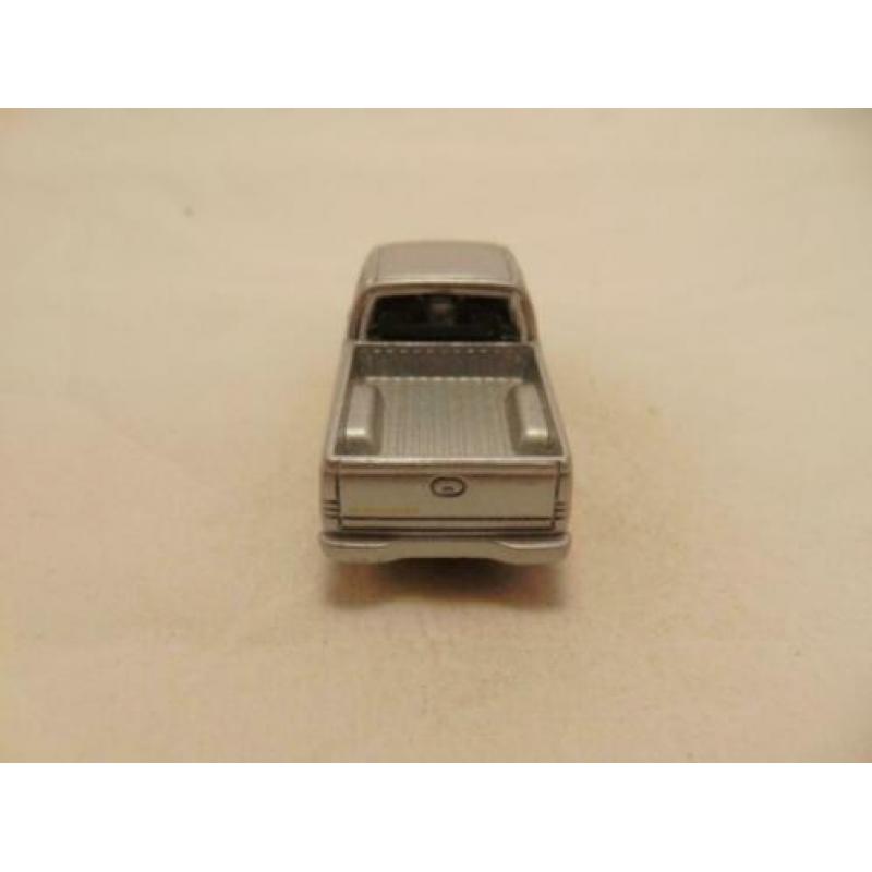 Chevrolet Silverado Pickup 1:64 Maisto zilverkleurig