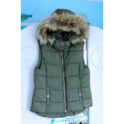 legergroen bodywarmer van het merk H&M
