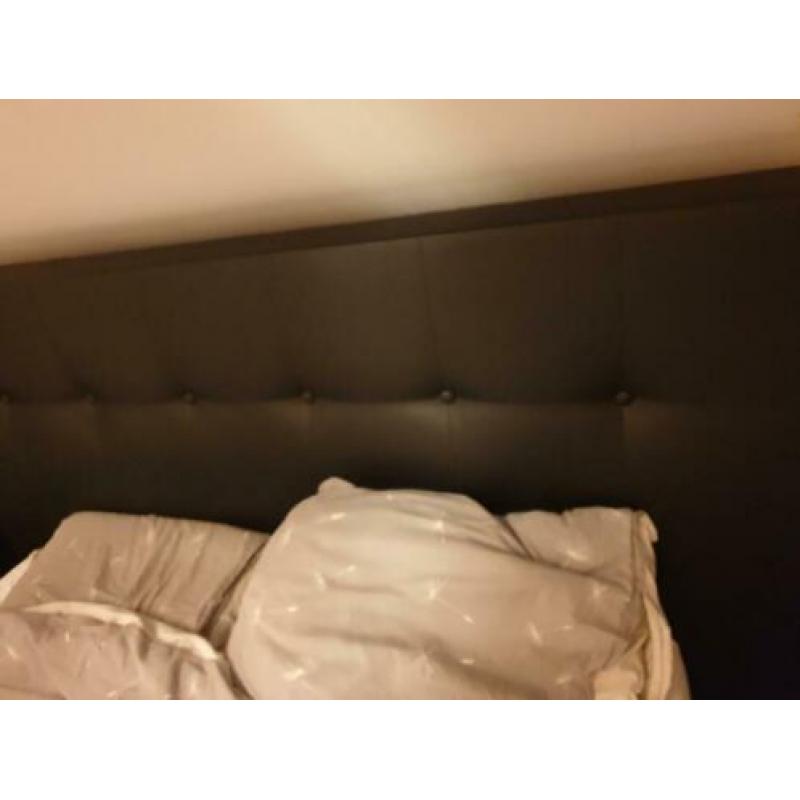 2 persoons boxspring incl bijbehorende nachtkastjes